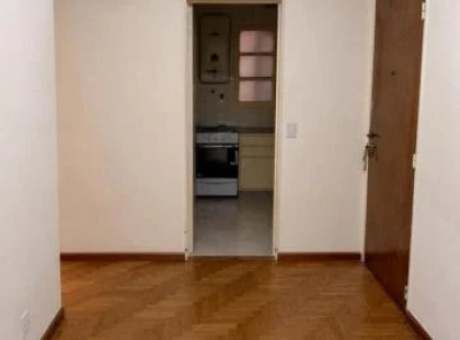 Dos Ambientes en Venta de 40 m² en Pb Al Frente con Pequeño Patio