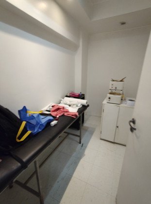 Venta de Local de 139 m² Totales con Sotano con Vidriera a La Calle Larrea